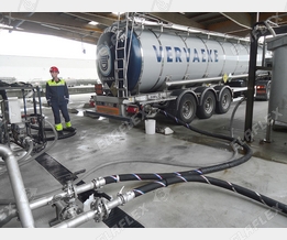 Entladung Chemie-Tankwagen