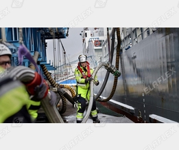 Ship bunkering with LNG