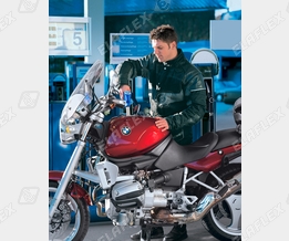 Motorradbetankung an der Tankstelle