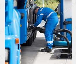 Kraftstoffanlieferung an der Tankstelle