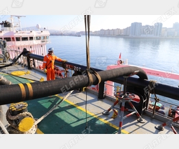 Cargo loading of a tanker with petroleum based products; FHD hose assembly