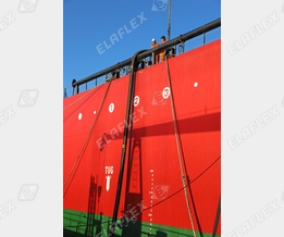 Beladung eines Tankschiffs mit Mineralölprodukten; FHD Schlauchleitung mit neuem Längsstreifen zur Verhinderung von Schlauchtorsion