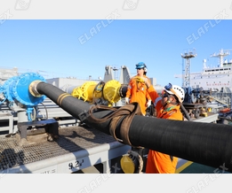 Beladung eines Tankschiffs mit Mineralölprodukten; FHD Schlauchleitung