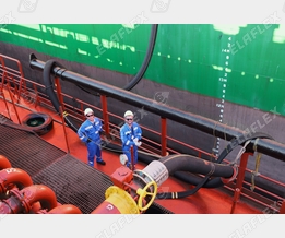 Beladung eines Tankschiffs mit Mineralölprodukten; FHD Schlauchleitung mit neuem Längsstreifen zur Verhinderung von Schlauchtorsion
