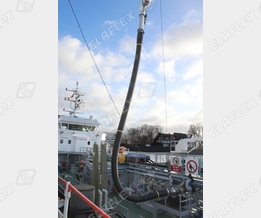 SBS 250 - Marine Lade- und Löschschläuche mit einvulkanisiertem Stahlstutzen