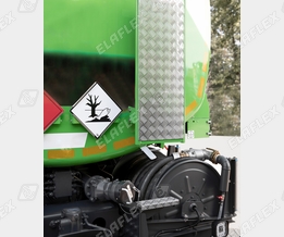 Road tanker for heating oil delivery, DDC Dry Disconnect coupling with ADR conform cap as trailer connection