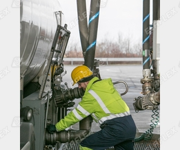 Terminal / Gantry: 'Polypal Oil' Schlauchleitungen zur Untenbeladung von Tankwagen